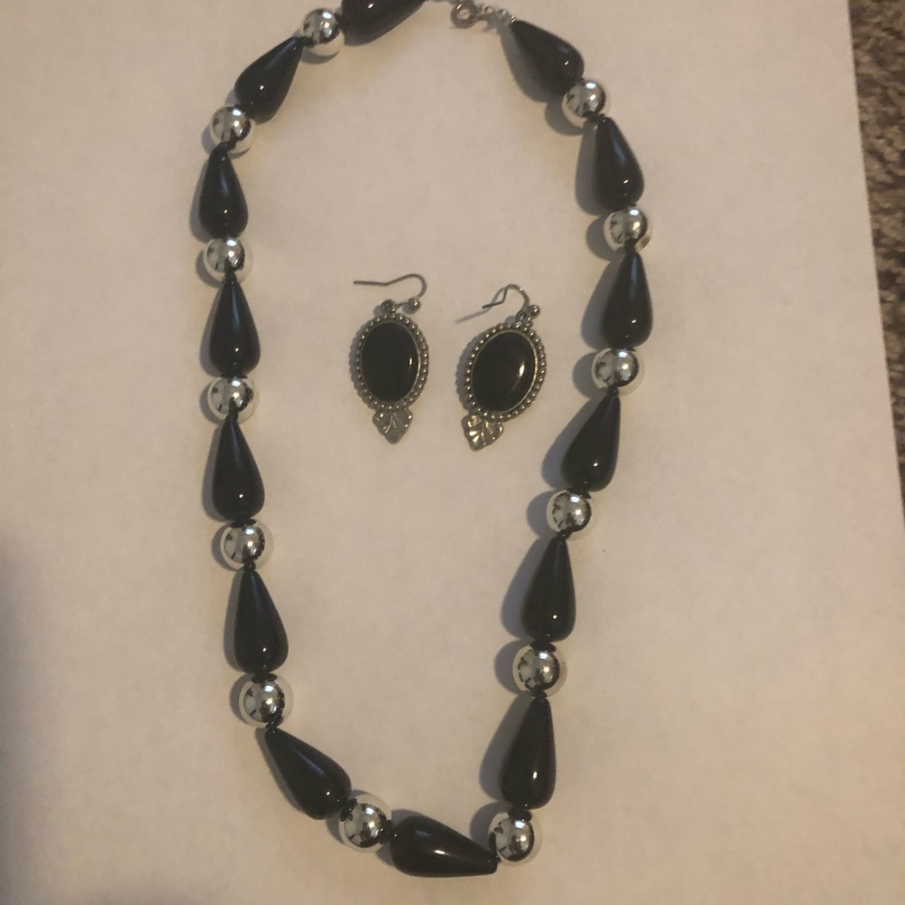 Black and silver necklace. Vintage costume jewelry.